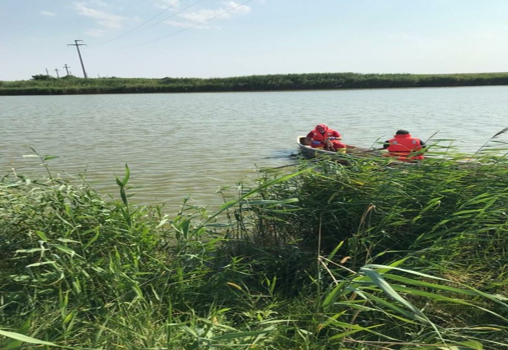 Descoperire şocantă într-un sat din Cluj! Cadavrul unui bărbat a fost descoperit într-un lac