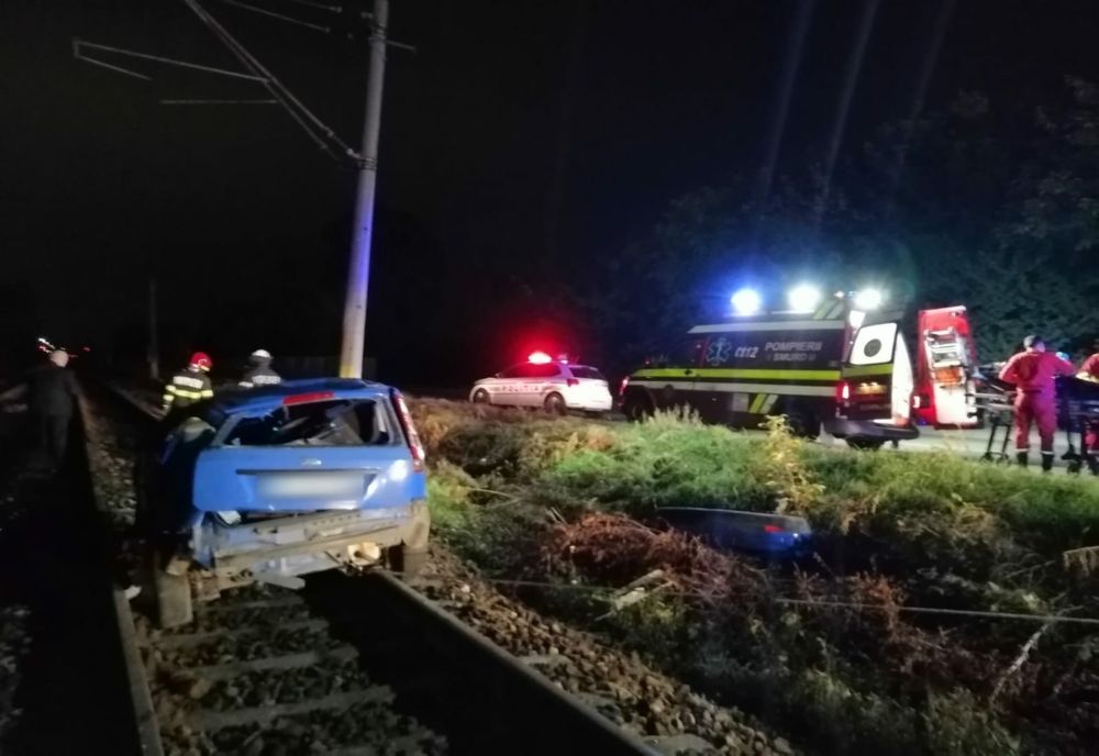 Grav accident în Cluj-Napoca! 4 tineri au fost răniţi după ce au ajuns cu maşina pe şinele de tren şi au lovit un stâlp CFR (FOTO)