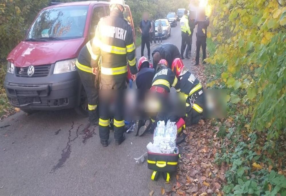 Grav accident în judeţul Cluj! Un bărbat care conducea un moped a murit după ce a fost lovit de o dubă (FOTO)