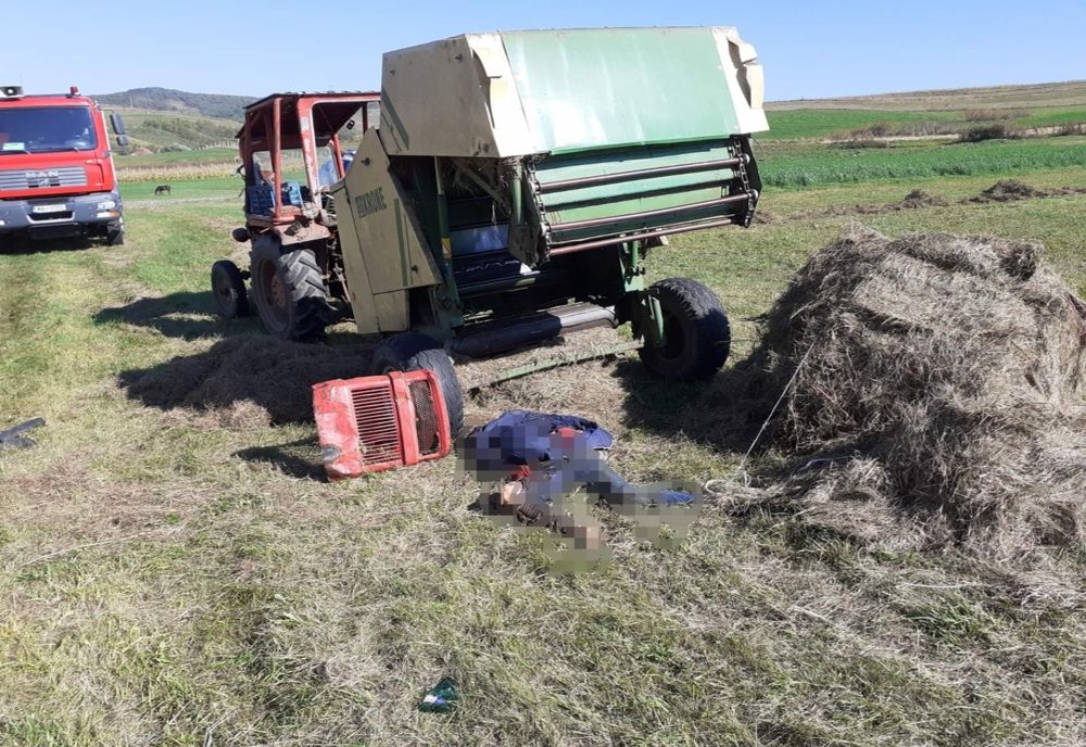 Tragedie într-un sat din Cluj! Un tânăr de 22 de ani a murit după ce a fost prins într-un utilaj de balotat (FOTO)