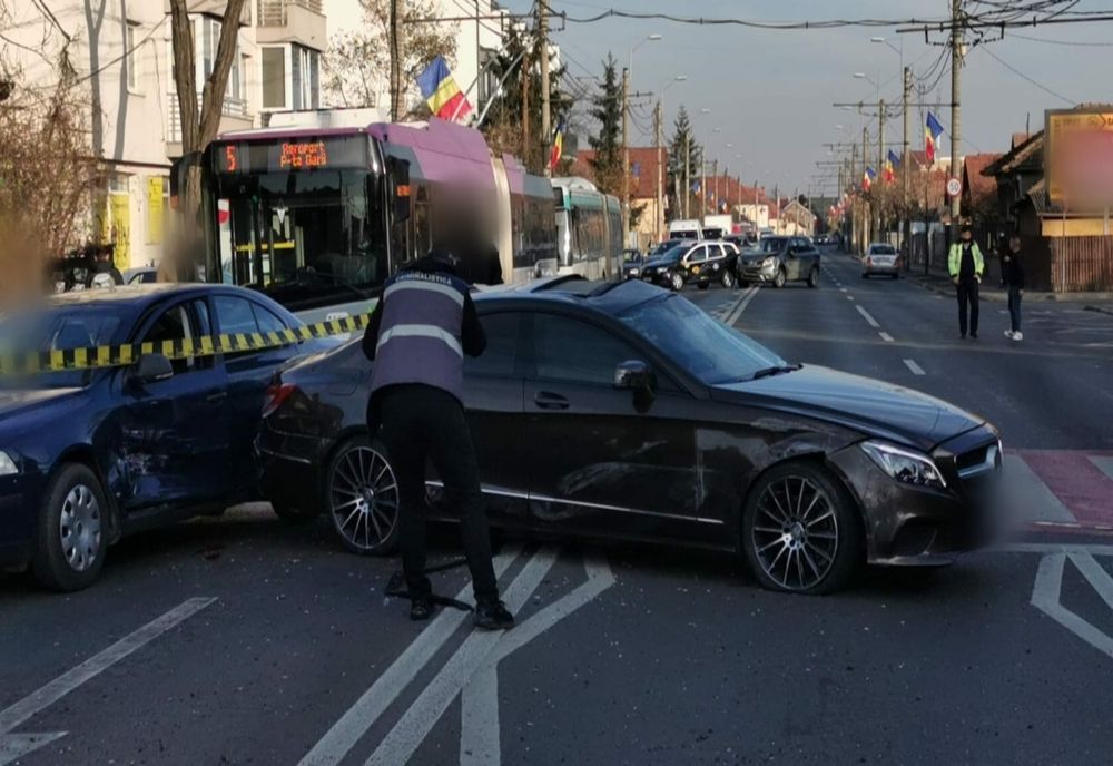Accident în lanţ în Cluj-Napoca! O tânără de 19 ani a distrus mai multe maşini (FOTO)