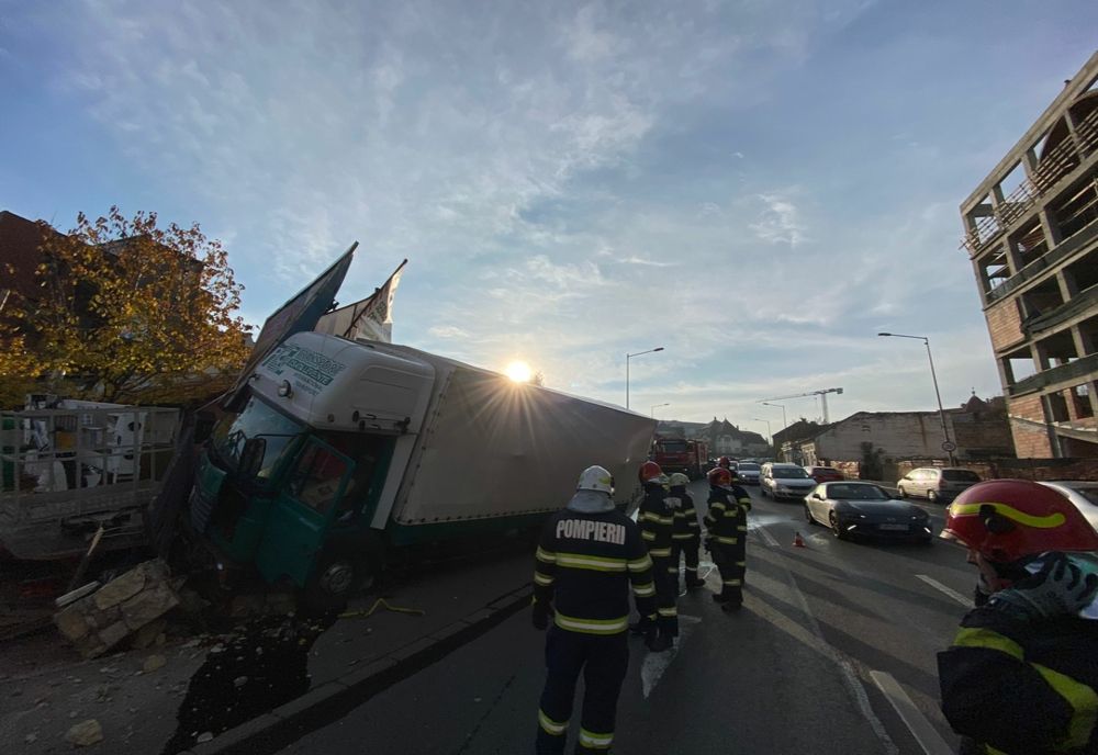 Accident pe Calea Turzii din Cluj-Napoca! Un camion a ieşit de pe drum şi a rupt o ţeavă de gaz (FOTO)