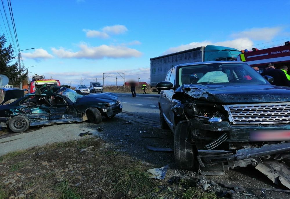 Impact violent între un SUV şi un autoturism pe DN1C! Un bărbat a ajuns la spital (FOTO)