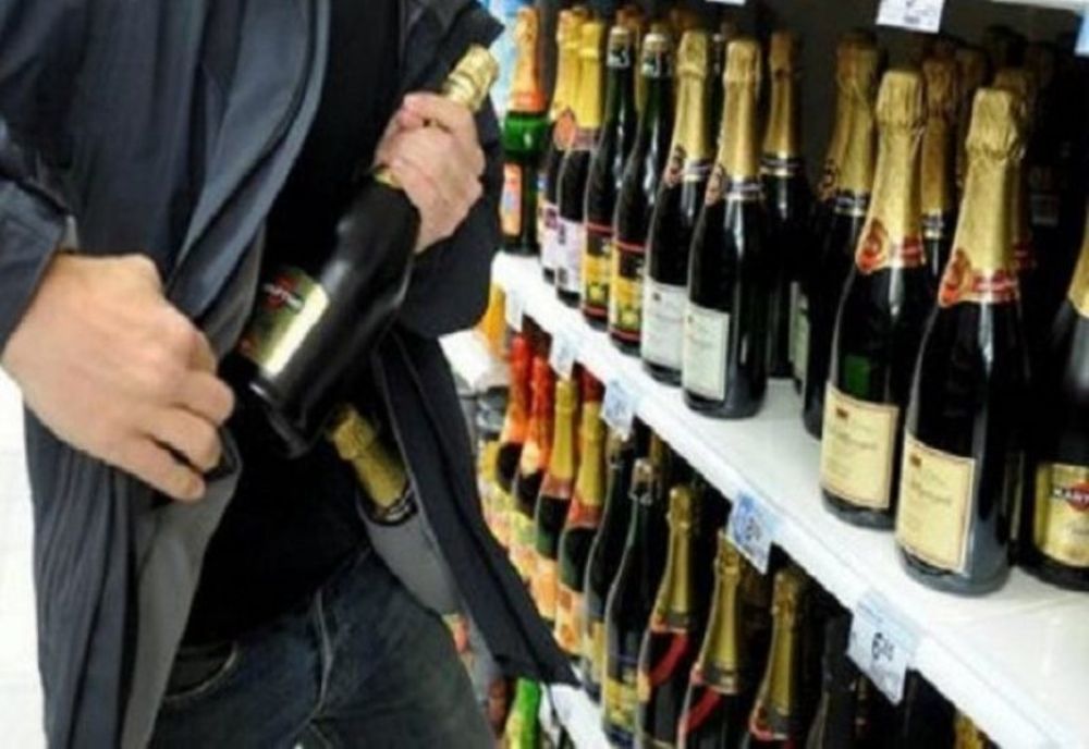 5 bărbaţi au jefuit un magazin din Baciu! Au furat alcool şi ţigări