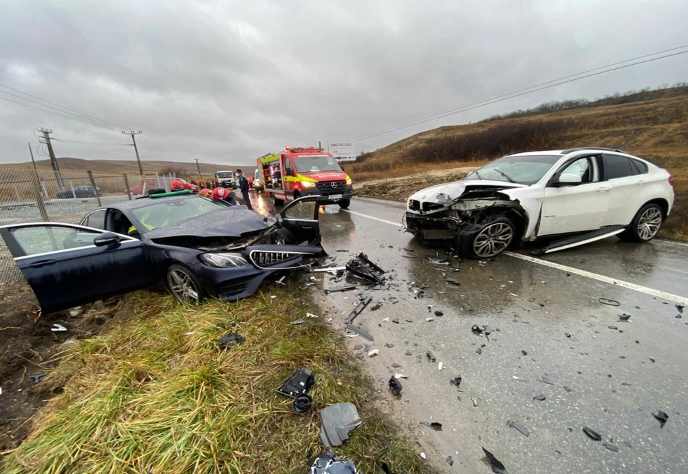 Grav accident în judeţul Cluj! Două persoane rănite după impactul frontal dintre două autoturisme de lux (FOTO)