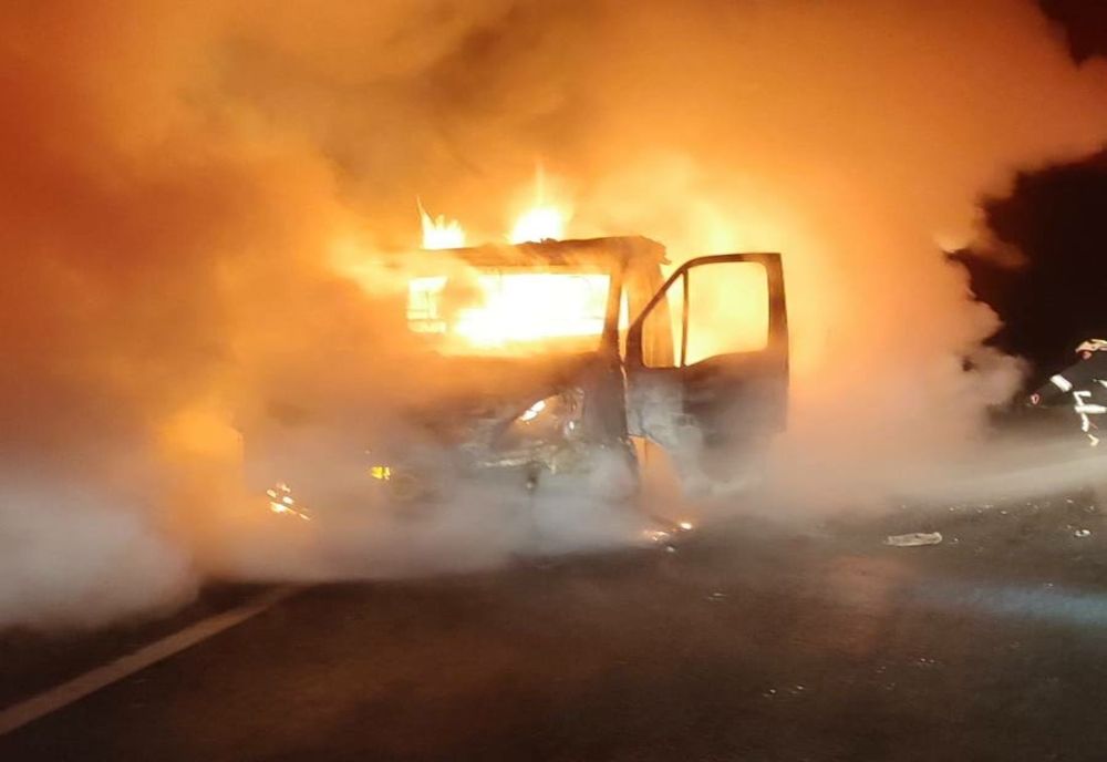 Autoutilitară încărcată cu aparate electrice distrusă de incendiu (FOTO)