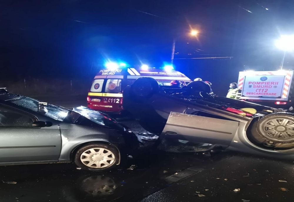 Accident cu două maşini pe un bulevard din Cluj-Napoca! Două persoane au ajuns la spital (FOTO)