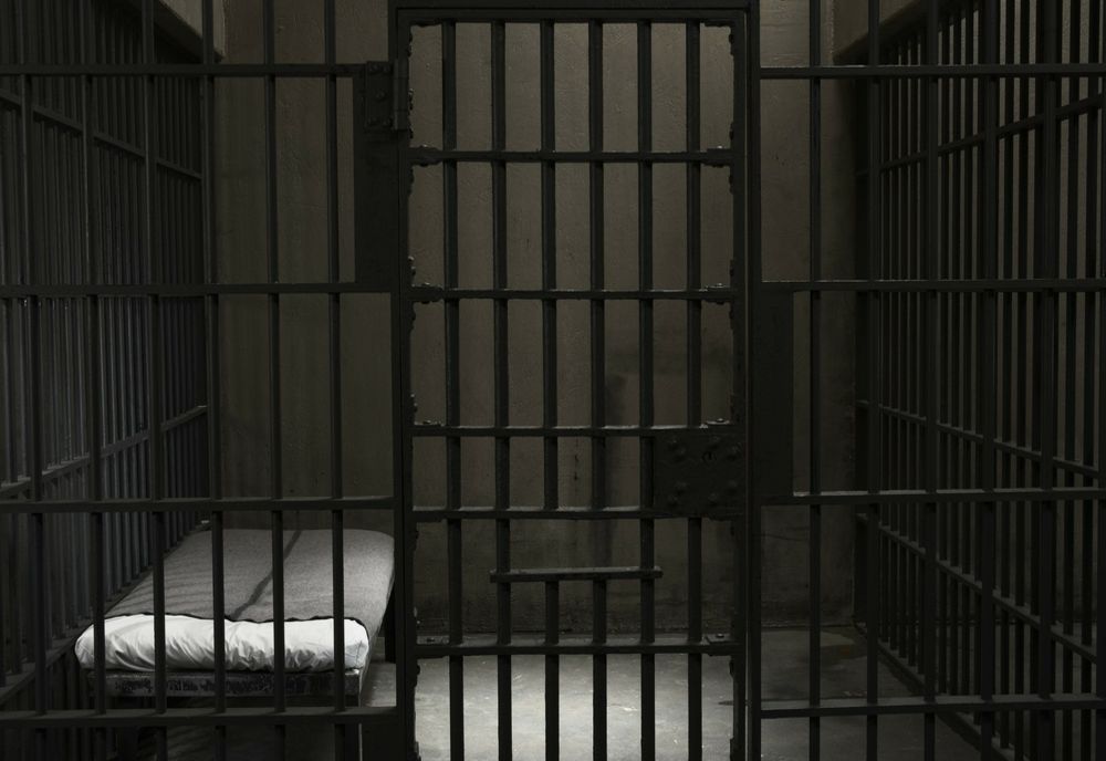 Gardian de la Penitenciarul Gherla atacat de un deţinut cu un cuţit