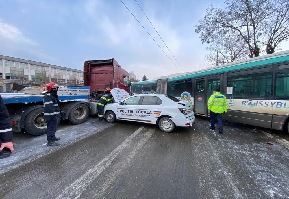 Accident în lanţ în Cluj-Napoca! A fost implicată şi o maşină a Poliţiei Locale (FOTO)