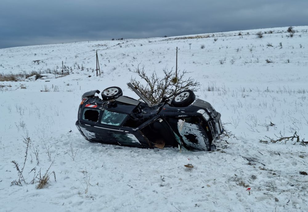 Două persoane rănite într-un accident provocat de un şofer beat! S-au răsturnat cu maşina pe câmp (FOTO)