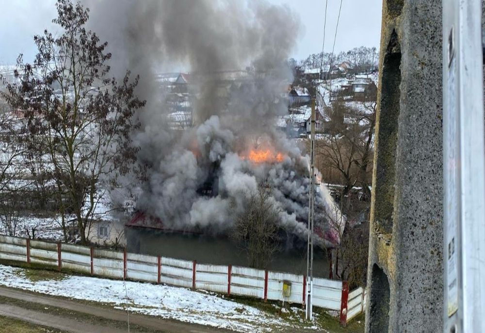 Casă cuprinsă în totalitate de flăcări în localitatea clujeană Iacobeni (FOTO)