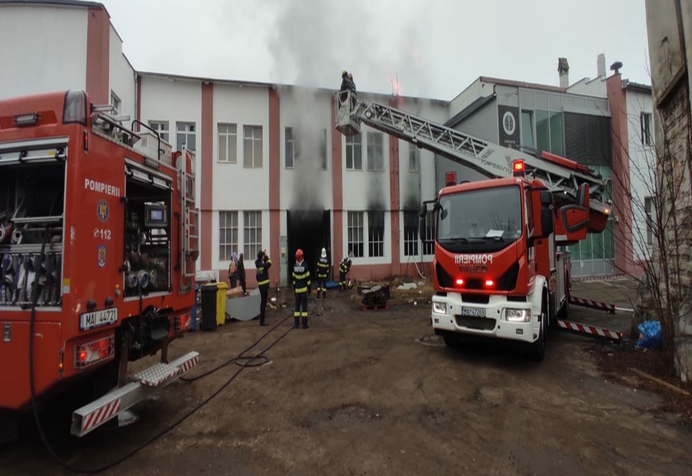 Incendiu la o hală din Cluj-Napoca! Arde o suprafaţă de 300 de metri pătraţi (FOTO)