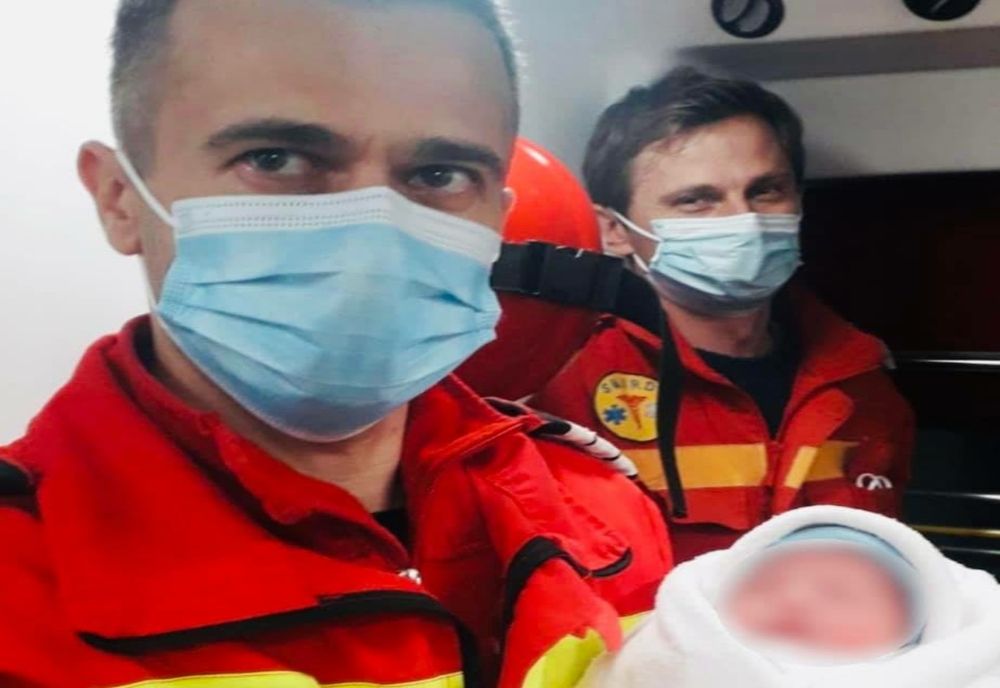 Ambulanţă SMURD solicitată la o femeie gravidă într-un sat din Cluj! Femeia a născut pe drum (FOTO)