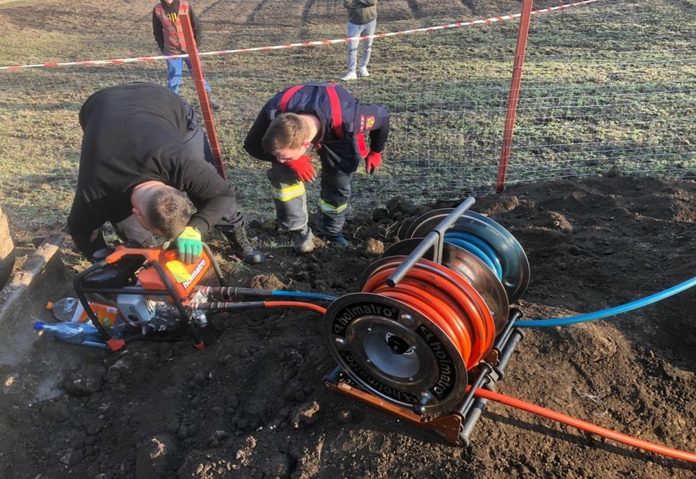 Tragedie într-un sat din Cluj! Un bărbat şi-a pierdut viaţa după ce a fost prins sub un mal de pământ (FOTO)