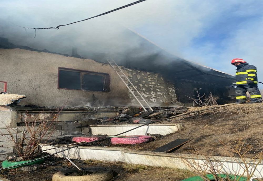 Incendiu la o casă din Crăești! Un tânăr de 26 de ani a primit îngrijiri medicale (FOTO)