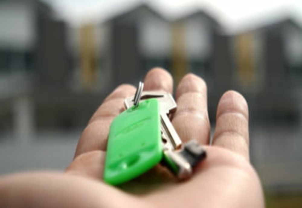 Bărbat din Hunedoara arestat după ce a păcălit 11 persoane cu chirii fictive în Cluj-Napoca