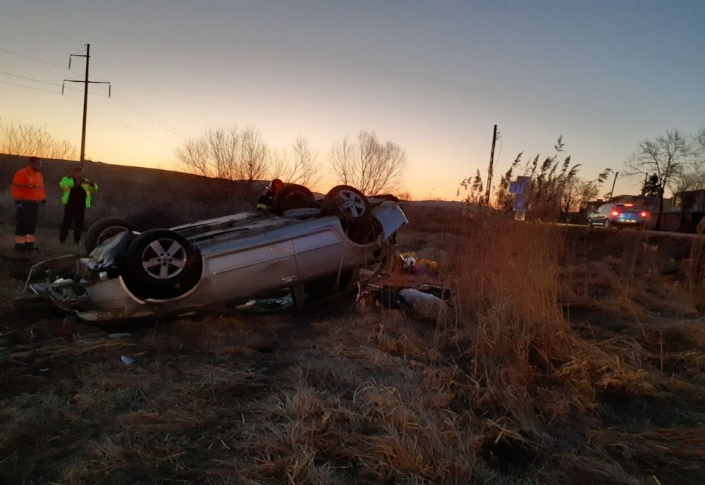 Accident la ieşire din Șaula! Una dintre maşini s-a răsturnat pe câmp (FOTO)