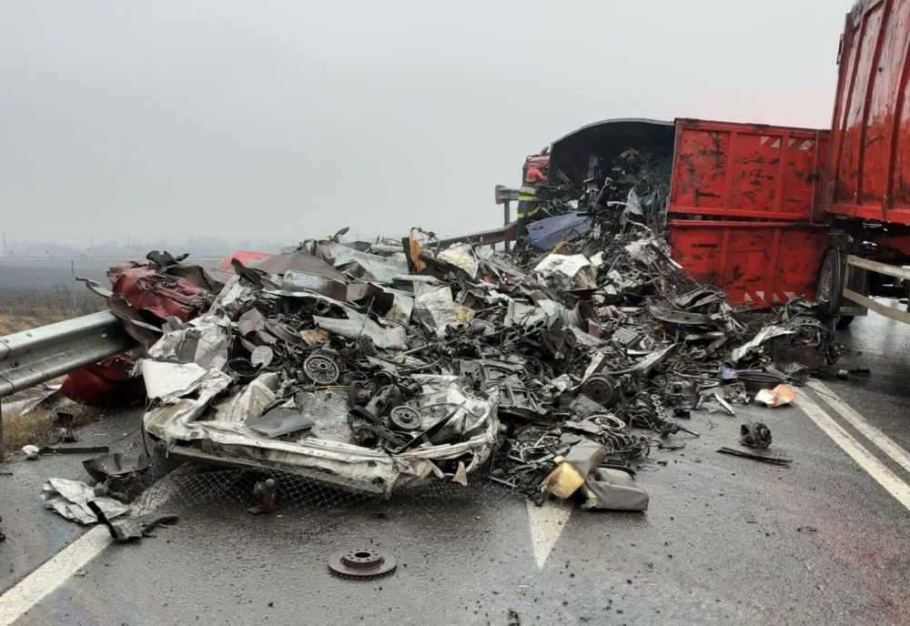 Accident pe Autostrada A3! Un bărbat a fost rănit după ce s-a răsturnat cu autocamionul (FOTO)