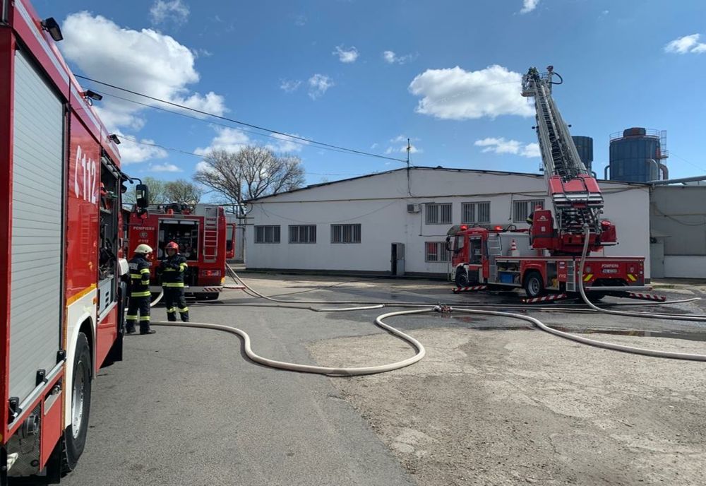 Incendiu la o hală din Cluj-Napoca! Pompierii intervin cu 5 autospeciale (FOTO)