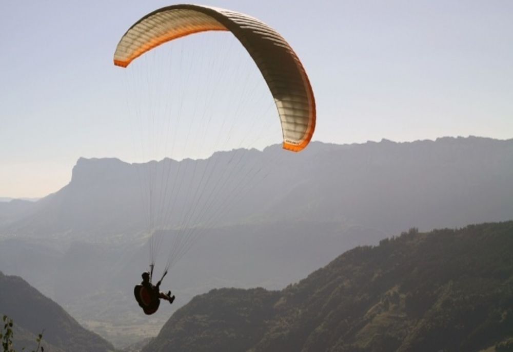 CLUJ: Tânăr rănit grav după ce a căzut cu parapanta 