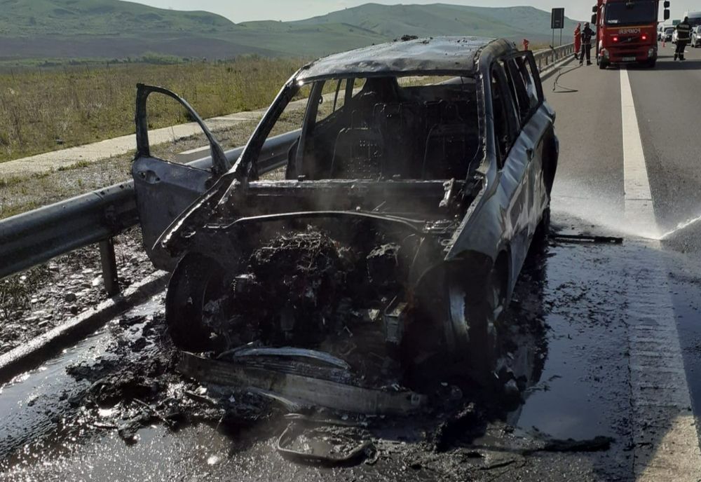 Maşină distrusă de incendiu pe Autostrada A10! Pasagerii au reuşit să iasă la timp (FOTO)