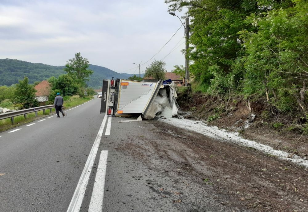 Camion răsturnat în Bucea! Traficul se desfăşoară cu dificultate (FOTO)