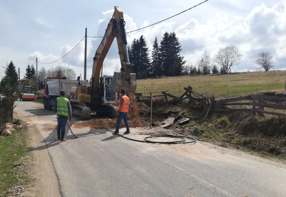 Mobilizare intensă pe drumul județean Gilău-Someșu Rece-Mărișel unde Consiliul Județean a reluat lucrările de modernizare