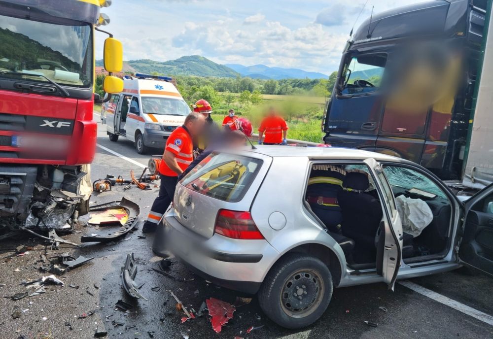 Grav accident pe DN1E60 Cluj - Oradea! O femeie a murit după impactul dintre două autocamioane, un microbuz, o autoutilitară şi o maşină