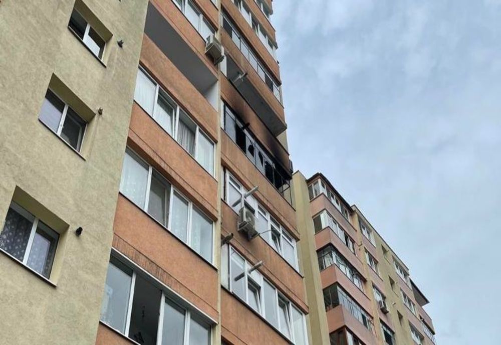 Panică într-un bloc din Cluj-Napoca! Un incendiu a cuprins un balcon în care se aflau cauciucuri (FOTO)