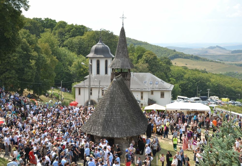 Peste 200 de jandarmi s-au aflat la datorie în timpul slujbelor de la Mănăstirea Nicula