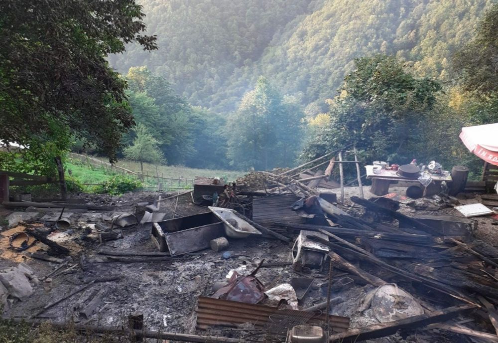 Incendiu violent în apropiere de localitatea Pleasna! Trei anexe gospodăreşti au fost distruse (FOTO)