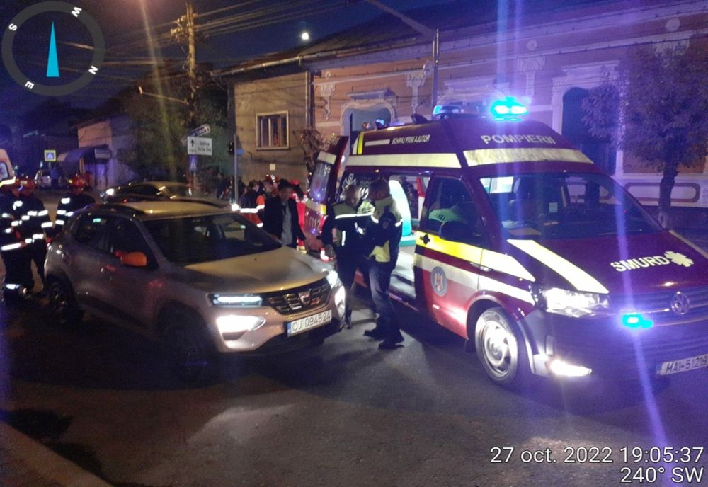 Accident grav în Dej! Două persoane au fost lovite de o maşină pe trecerea de pietoni (FOTO)