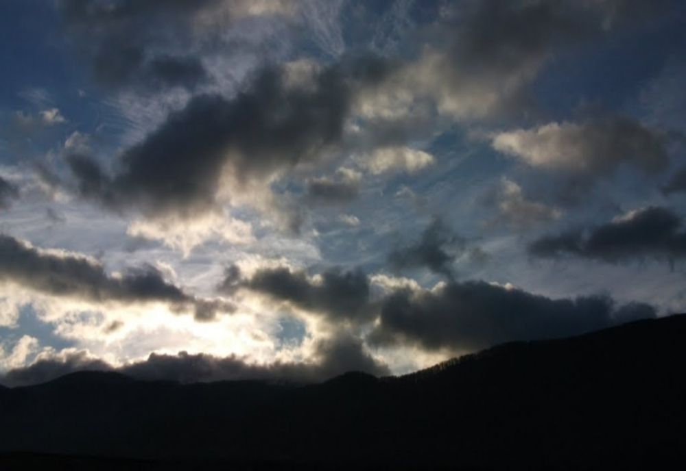 Vremea 12 octombrie - Vreme ploioasă în nordul și centrul țării - Maxime între 14 și 20 de grade