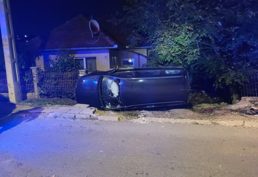 Accident în Feleacu! Un tânăr s-a răsturnat cu maşina şi a rupt o ţeavă de gaz (FOTO)