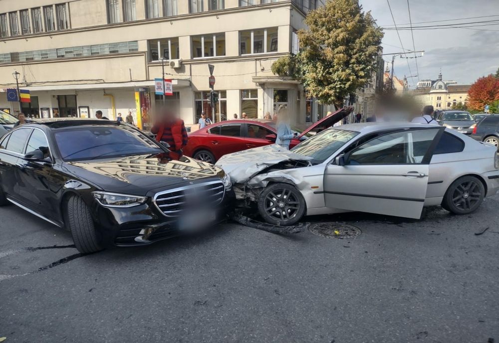 Accident cu 4 maşini în centrul Clujului provocat de un tânăr din Sălaj (FOTO)