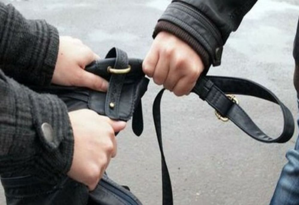 Doi tineri din Mureş prinşi după ce au tâlhărit o femeie în Gherla! Poliţiştii au descoperit droguri asupra lor