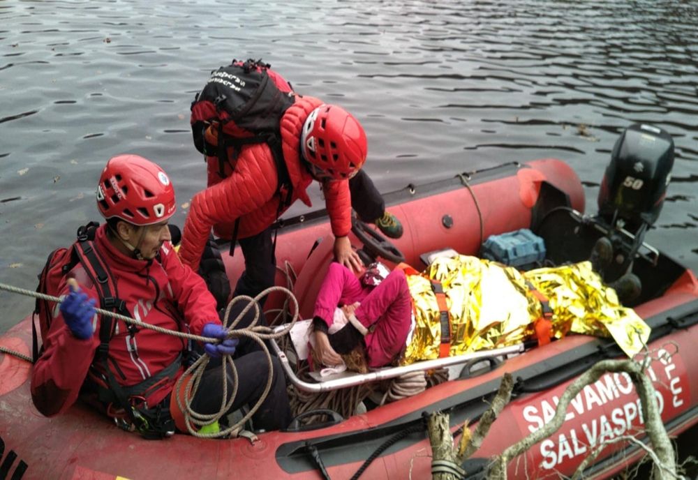 Femeie salvată după ce a căzuţi câţiva metri în zona lacului Tarniţa (FOTO)