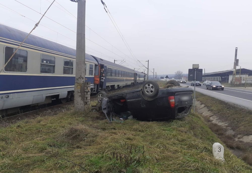 Accident feroviar în judeţul Cluj! Maşină răsturnată după ce a fost lovită de tren (FOTO)