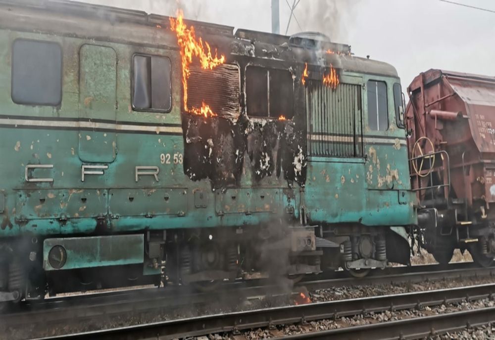 Alertă în Dej! O locomotivă a luat foc (FOTO)