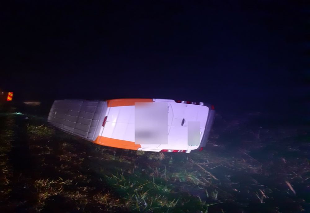 Autoutilitară răsturnată la ieşire din Huedin! Şoferul nu era atent la drum (FOTO)