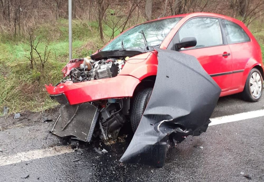 Grav accident între Cluj şi Oradea! Un bărbat a murit după impactul dintre un autoturism și un camion (FOTO)