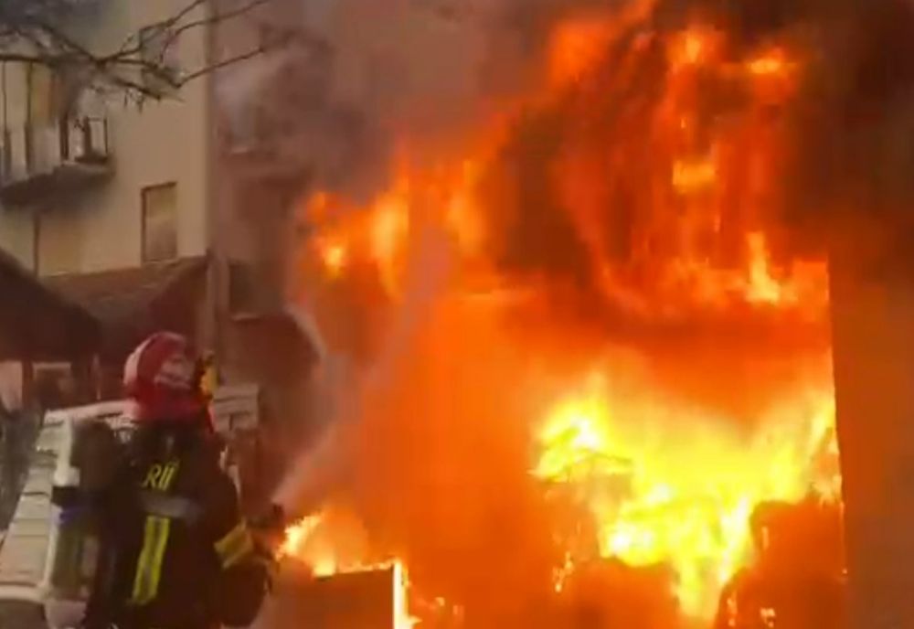 Incendiu violent în Huedin! Pompierii s-au luptat două ore cu flăcările (FOTO)