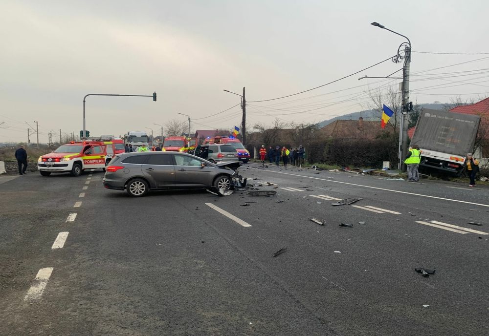 Grav accident în judeţul Cluj! Impact între un autotren şi două autoturisme (FOTO)