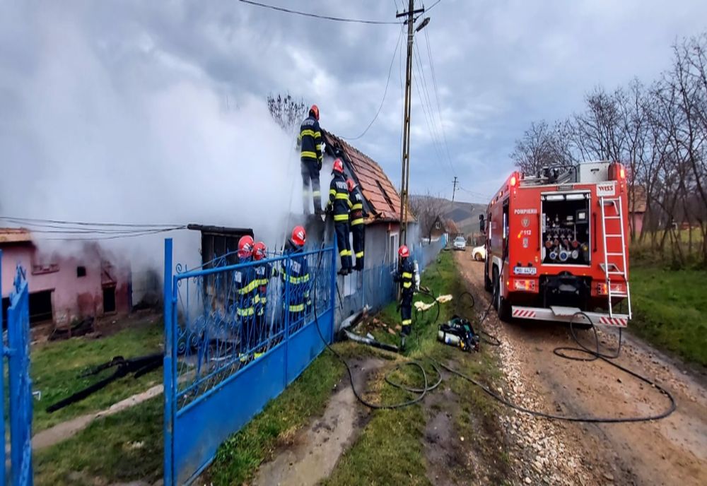 Incendiu la o casă din localitatea Straja! Proprietarul a primit îngrijiri medicale (FOTO)