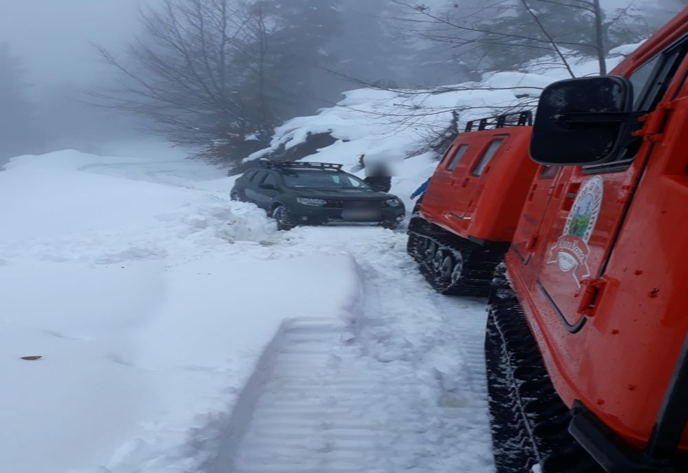 12 maşini blocate pe un drum de munte din judeţul Cluj