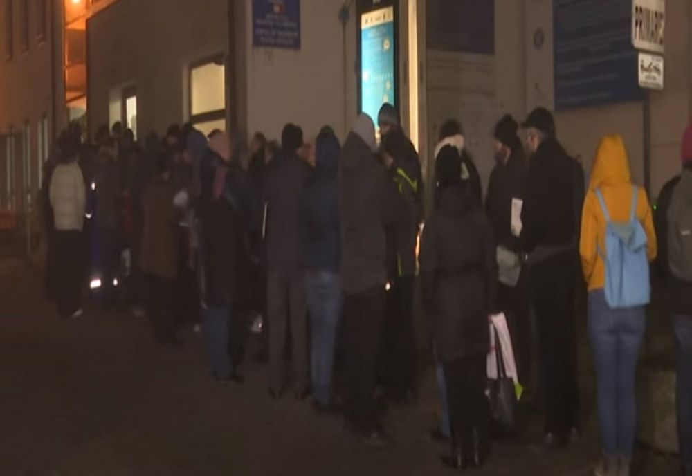 Coadă de sute de persoane la depunerea cererilor pentru un loc de parcare în Cluj-Napoca