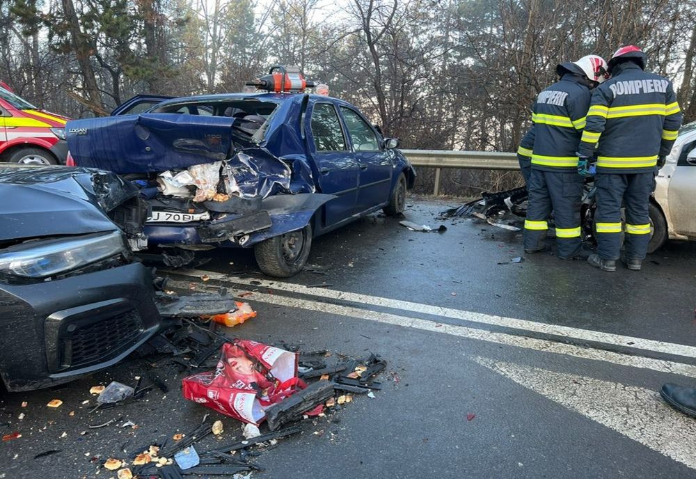 4 adulţi şi o minoră au fost răniţi într-un accident la intrare în Cluj-Napoca (FOTO)