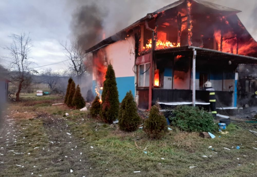Casă distrusă de un incendiu violent! Au intervenit pompierii din două judeţe (FOTO)