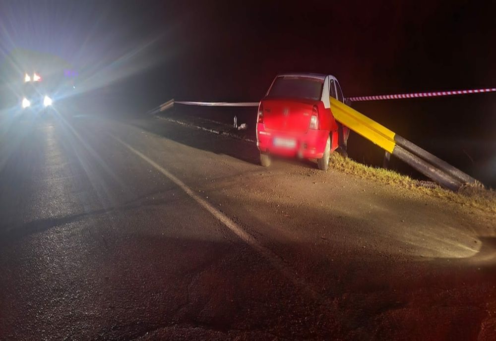 Un parapet a străpuns o maşină! Şoferul era beat (FOTO)