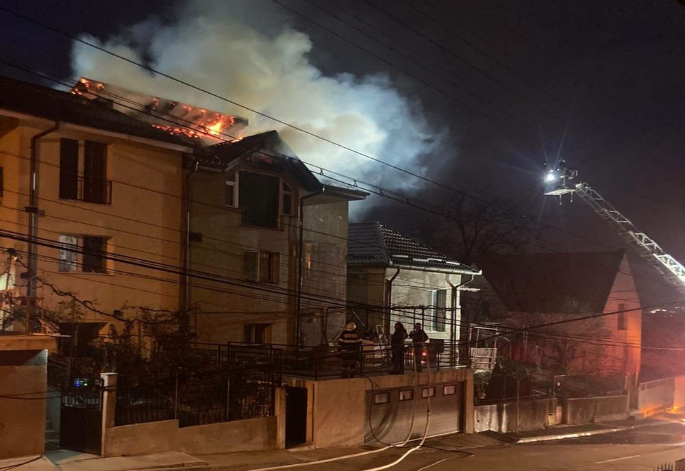 Incendiu la o casă din Cluj-Napoca! Au intervenit pompierii cu două autospeciale (FOTO)